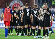 包含今晚突围战来临，多特蒙德围绕英超单刀错失，气氛紧张，阵容厚度经受考验的词条-九游娱乐